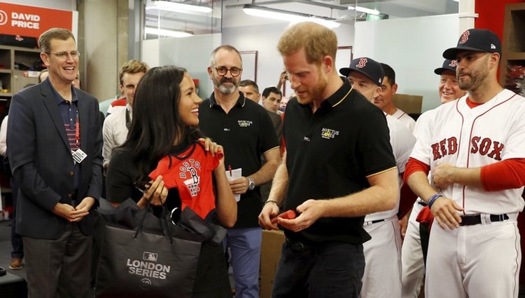 El Príncipe Harry y Meghan Markle con el equipo de béisbol que les ha hecho regalos para Archie