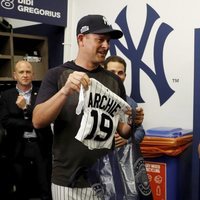 Meghan Markle, muy feliz cuando recibe una camiseta de béisbol para su hijo Archie