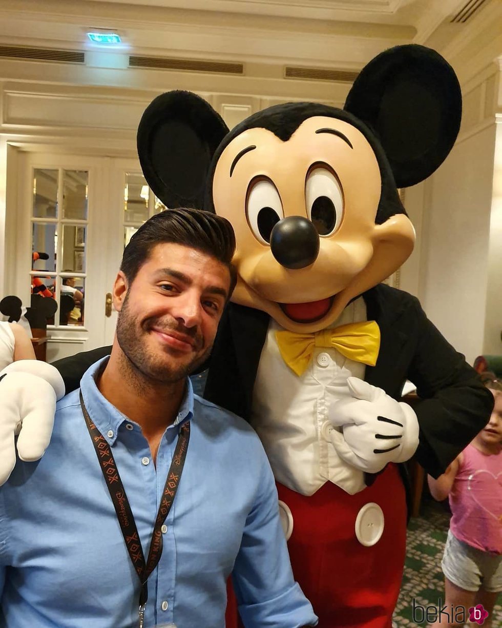 Miguel Torres con Mickey Mouse en Disneyland París