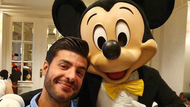 Miguel Torres con Mickey Mouse en Disneyland París