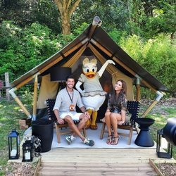 Paula Echevarría y Miguel Torres con Daisy en Disneyland París