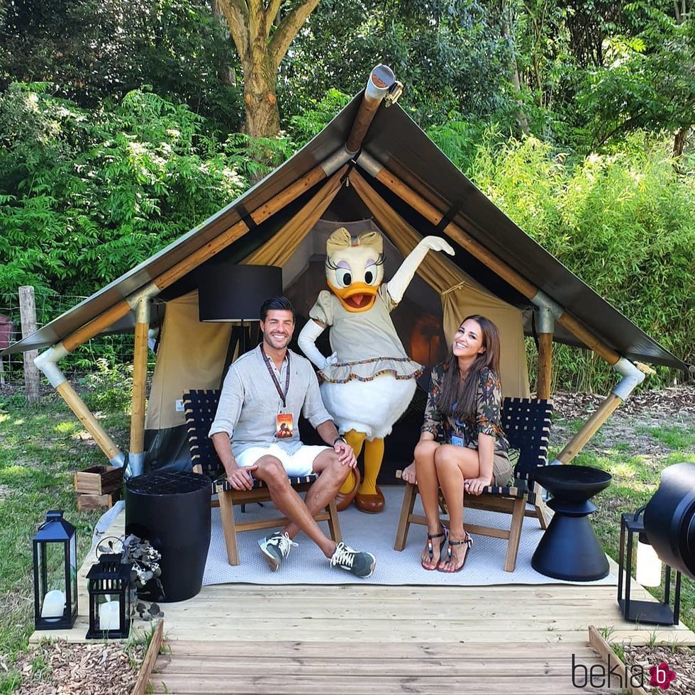 Paula Echevarría y Miguel Torres con Daisy en Disneyland París