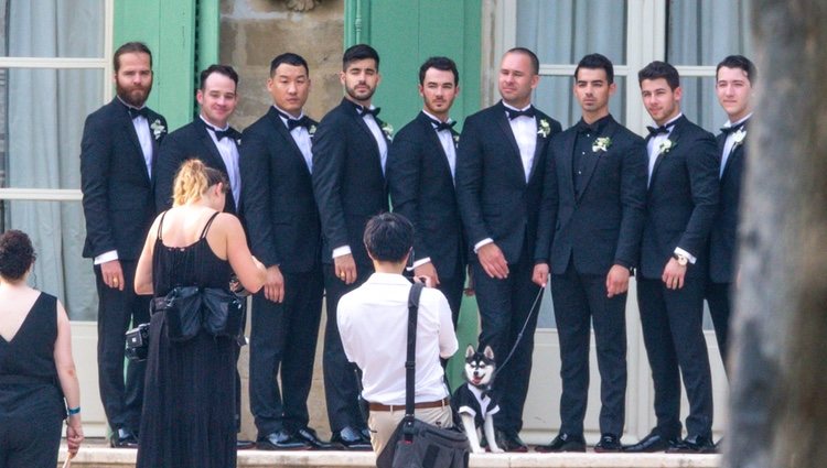 Joe Jonas con sus hermanos Nick, Kevin y Frankie Jonas y con amigos previo a la boda con Sophie Turner