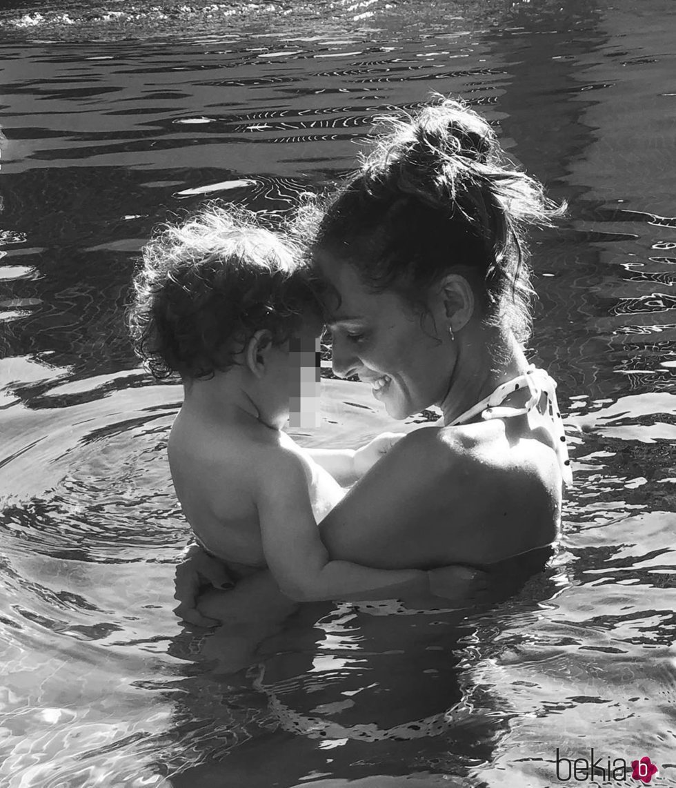 Eva González con su hijo Cayetano en la piscina