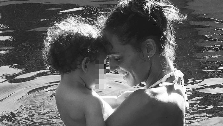 Eva González con su hijo Cayetano en la piscina