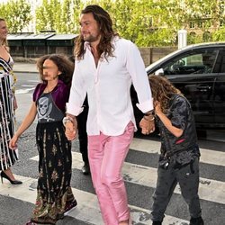 Jason Momoa en la boda de Zoë Kravitz y Karl Glusman