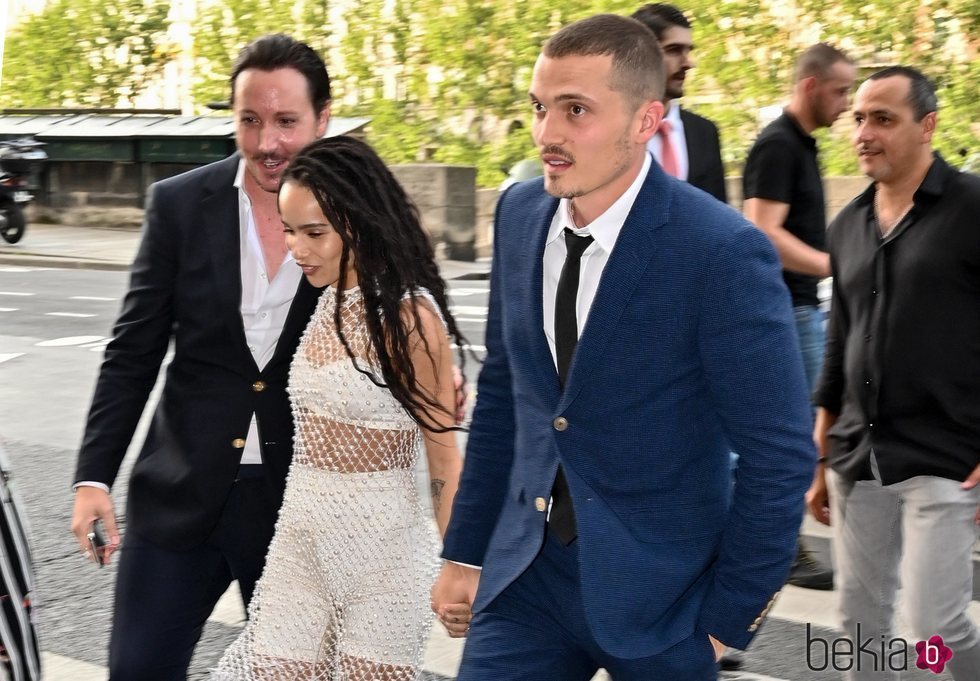 Zoë Kravitz y Karl Glusman llegando a su fiesta de boda