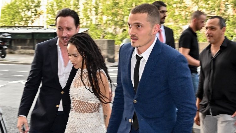 Zoë Kravitz y Karl Glusman llegando a su fiesta de boda