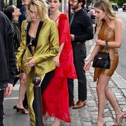 Cara Delevingne y otras amigas en la boda de Zoë Kravitz y Karl Glusman