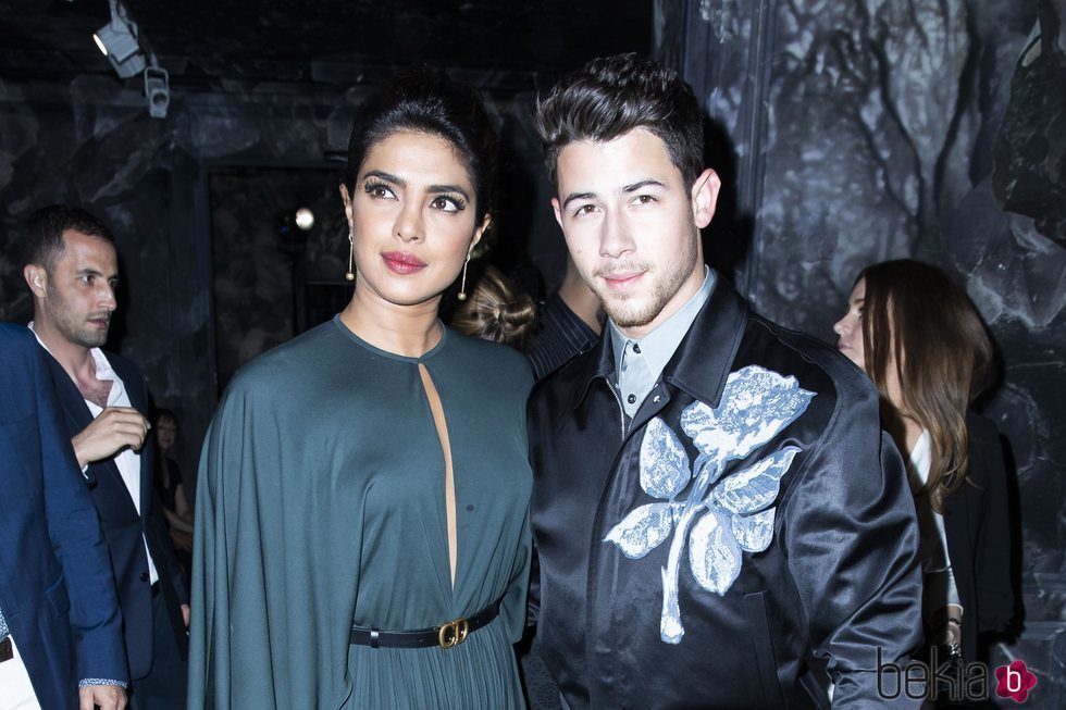 Priyanka Chopra y Nick Jonas en el desfile Alta Costura Otoño/Invierno 2019-2020 de Dior en París