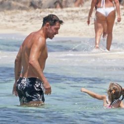 Diego Simeone con su hija Francesca en una playa de Formentera