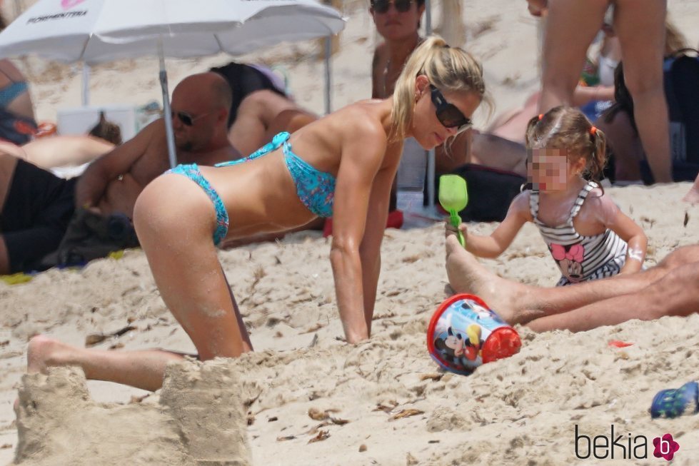 Carla Pereyra jugando en la arena con su hija Francesca en Formentera