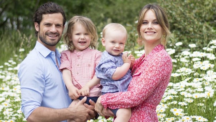 Carlos Felipe de Suecia y Sofia Hellqvist con sus hijos Alejandro y Gabriel de Suecia en un posado veraniego