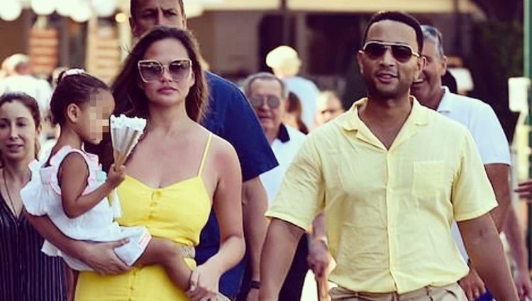 John Legend y Chrissy Teigen pasean con su hija Luna en Portofino