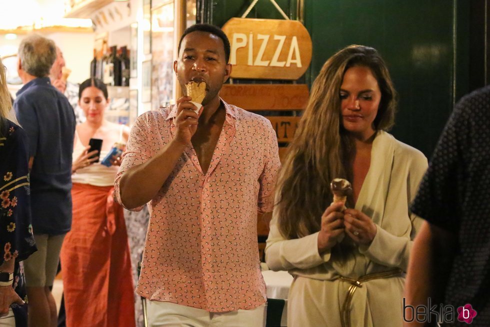 John Legend y Chrissy Teigen comiéndose un helado