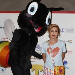 Ágatha Ruiz de la Prada posa con un muñeco en la presentación de 'Pato el feo'