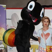 Ágatha Ruiz de la Prada posa con un muñeco en la presentación de 'Pato el feo'