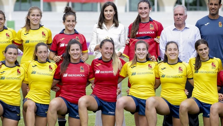 La Reina Letizia acude al entrenamiento de rugby femenino español