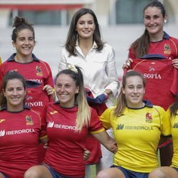 La Reina Letizia junto el equipo de rugby femenino espaÃ±ol