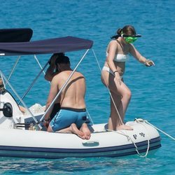 La Princesa Ingrid Alexandra junto a su padre y su madre en el barco en Formentera