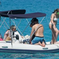 La Princesa Ingrid Alexandra junto a su padre y su madre en el barco en Formentera