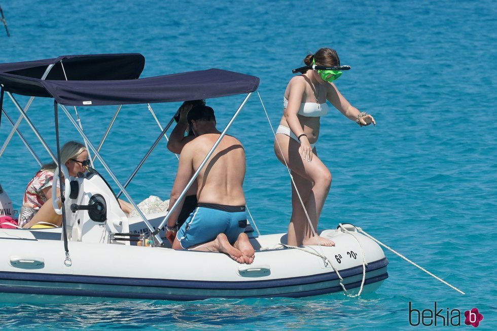 La Princesa Ingrid Alexandra junto a su padre y su madre en el barco en Formentera