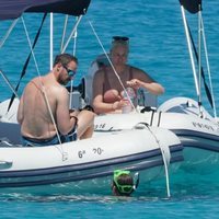 Príncipe Haakon y Mette-Marit en el barco mientras sus hijos bucean en Formentera