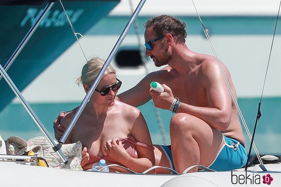 Príncipe Haakon echando crema a la Princesa Mette-Marit en las vacaciones por Formentera