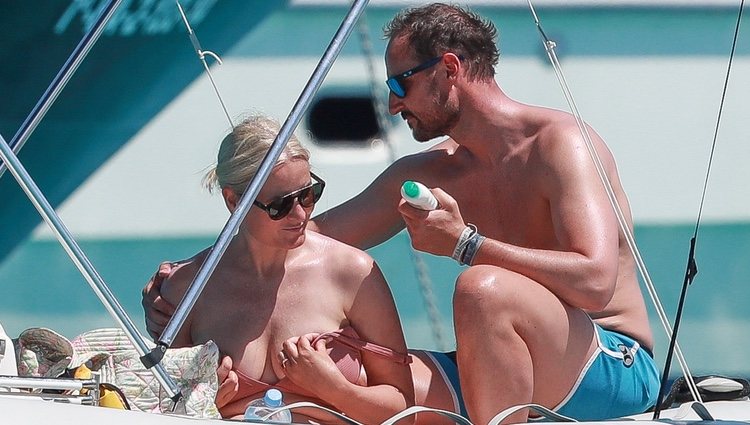 Príncipe Haakon echando crema a la Princesa Mette-Marit en las vacaciones por Formentera