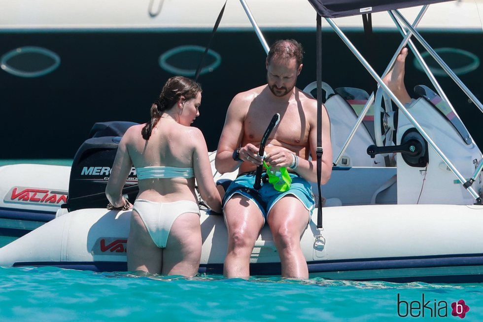 Príncipe Haakon y la Princesa Ingrid Alexandra en el barco de Formentera