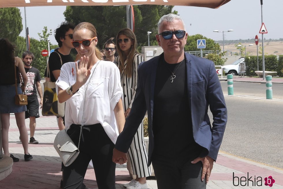 Juan Ramón Lucas y Sandra Ibarra en el tanatorio de Arturo Fernández