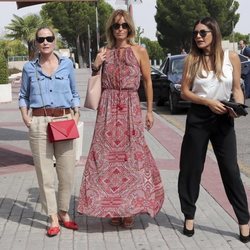 Fiona Ferrer, Mónica Martín Luque e Ivonne Reyes en el tanatorio de Arturo Fernández