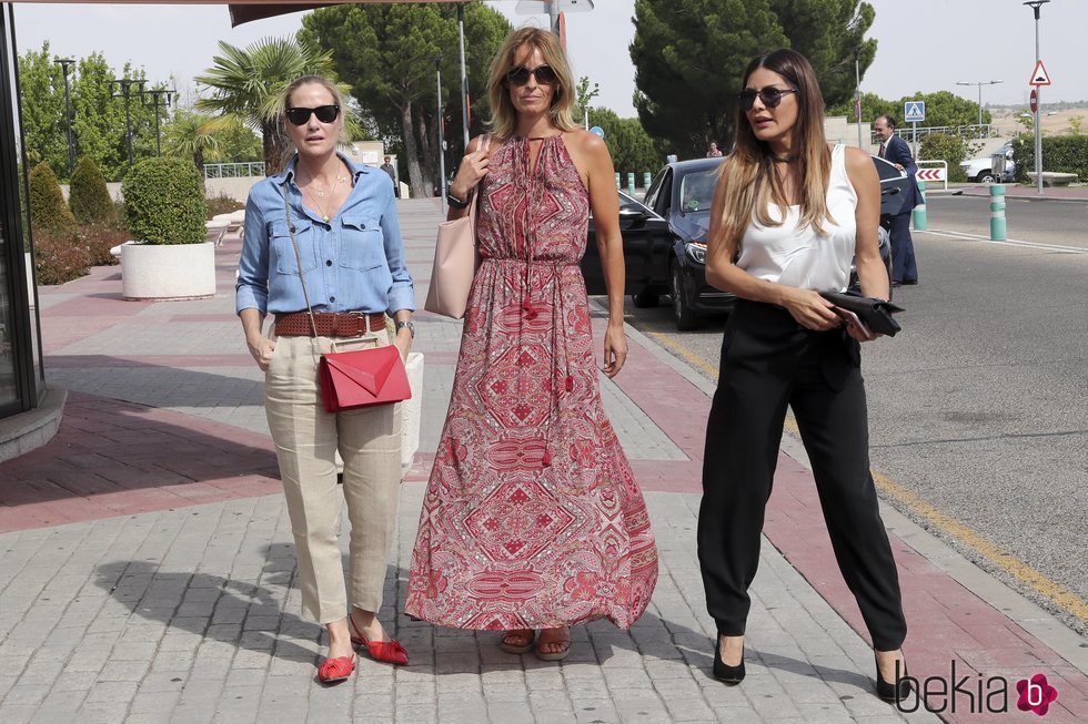 Fiona Ferrer, Mónica Martín Luque e Ivonne Reyes en el tanatorio de Arturo Fernández