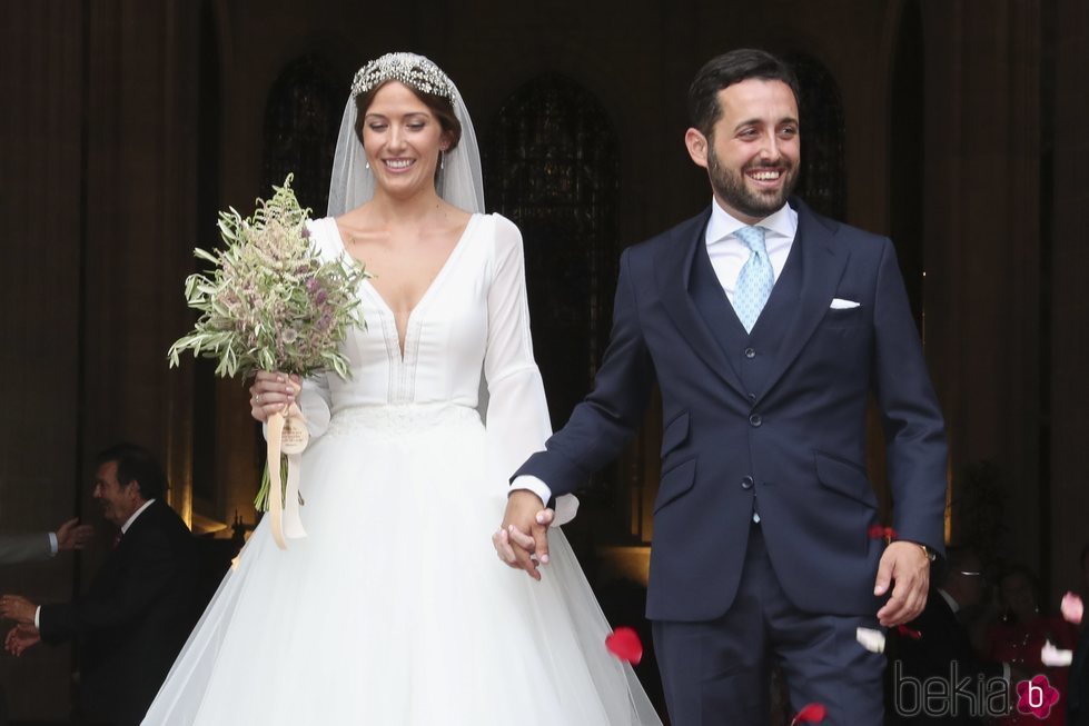 Dámaso González y Miriam Lanza saliendo de la Catedral de Albacete tras su boda