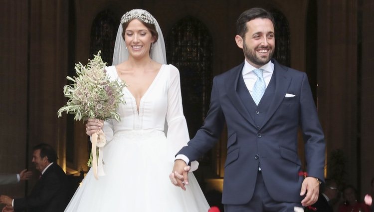 Dámaso González y Miriam Lanza saliendo de la Catedral de Albacete tras su boda