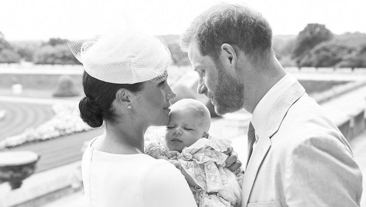 El Príncipe Harry y Meghan Markle con su hijo Archie Harrison el día de su bautizo