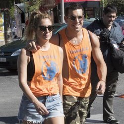 Mario Casas y Blanca Suáres llegando al desfile del Orgullo 2019