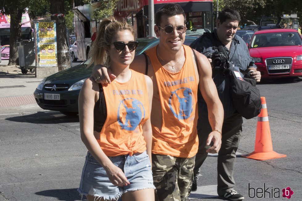 Mario Casas y Blanca Suáres llegando al desfile del Orgullo 2019