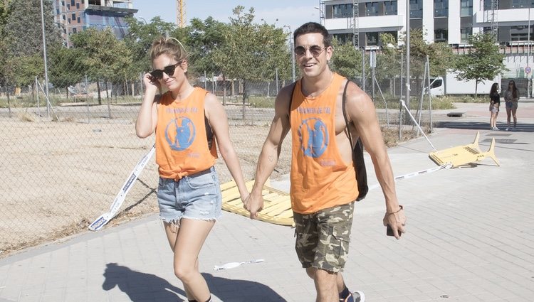 Mario Casas y Blanca Suáres cogidos de la mano llegando al desfile del Orgullo 2019