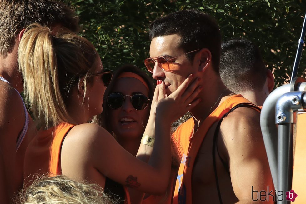 Mario Casas y Blanca Suárez muy cariñosos en la cabalgata del Orgullo 2019