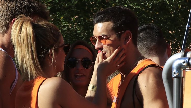 Mario Casas y Blanca Suárez muy cariñosos en la cabalgata del Orgullo 2019