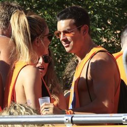 Mario Casas y Blanca Suárez en la cabalgata del Orgullo 2019