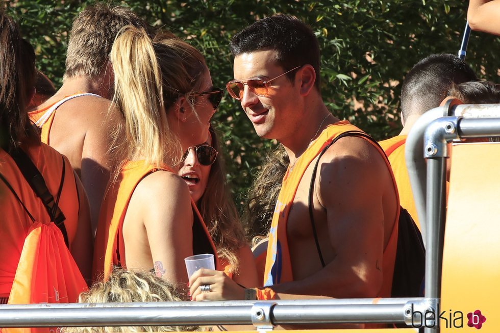 Mario Casas y Blanca Suárez en la cabalgata del Orgullo 2019