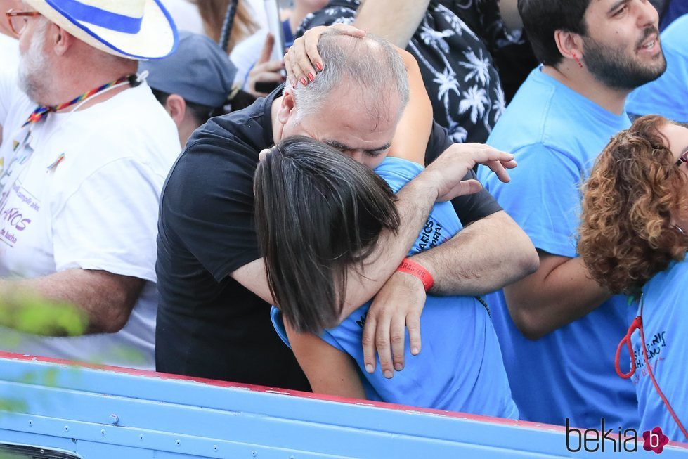 Ana Pastor y Antonio García Ferreras besándose en el desfile del Orgullo 2019