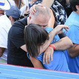 Ana Pastor y Antonio García Ferreras besándose en el desfile del Orgullo 2019