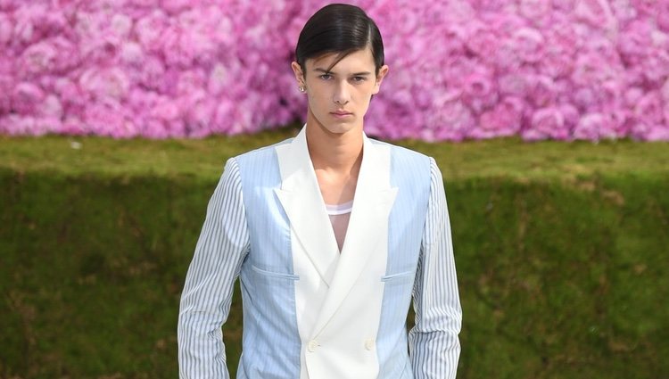 Nicolás de Dinamarca desfilando para Dior en la Paris Fashion Week