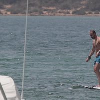 El Príncipe Haakon de Noruega practicando surf