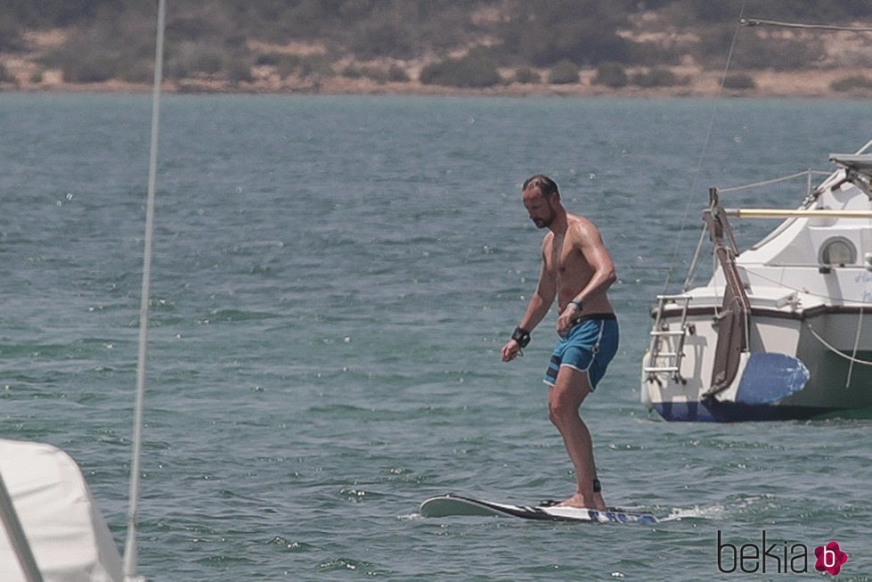 El Príncipe Haakon de Noruega practicando surf