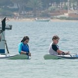 Ingrid Alexandra y Sverre Magnus de Noruega preparándose para surfear en Formentera