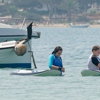 Ingrid Alexandra y Sverre Magnus de Noruega preparándose para surfear en Formentera